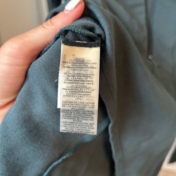 BCBG maxazaria Jaynie Peplum Top ~ size XXS - Picture 6 of 6